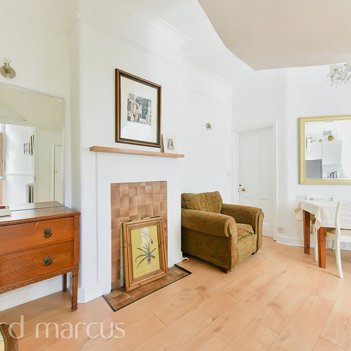 Chiswick Common Road, London - Photo 1