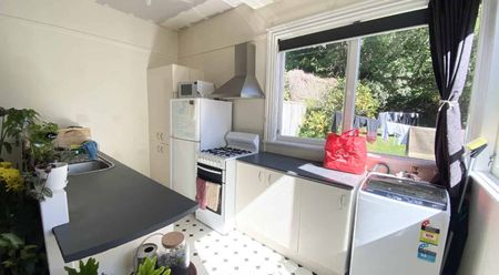 NICELY PRESENTED 4x bedroom, 2x bathroom home in a great location. - Photo 4