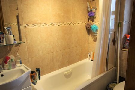 1 bedroom in a flat share to rent - Photo 5