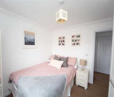 House - Detached For Rent Wyncliffe Gardens, Cardiff - Photo 2