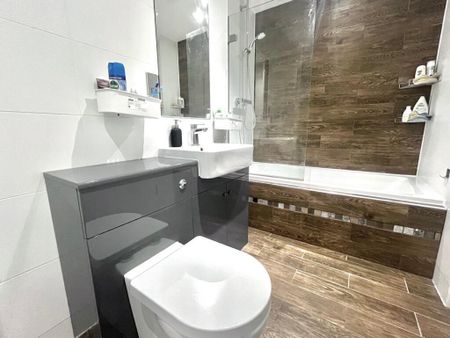 Commercial Road, SOUTHAMPTON - Photo 2