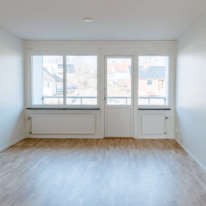 Välkommen till en nyrenoverad lägenhet på Sloalyckan. Bostaden är utrustad med moderna vitvaror och erbjuder bekvämligheter såsom diskmaskin, tvättmaskin och torktumlare. Köket är renoverat i ett kallt koncept med stilrena gråa toner. Badrum och hall är renoverade samt utrustade med ny inredning. Innerdörrarna i sovrummet är bytta och samtliga rum är ommålade i en vit kulör. Fiber finns indraget i lägenheten. I hyran ingår varmhyra, vilket omfattar uppvärmning och varmvatten. Ett grundutbud av tv-kanaler samt sophantering ingår. Endast hushållsel tillkommer. Rökfritt boende gäller för alla kontrakt tecknade från och med 2025-01-01, inklusive gemensamma utrymmen. - Foto 1