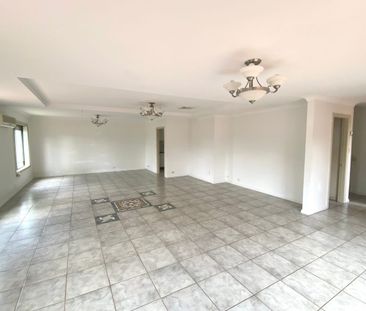 Large Free Standing Four Bedroom Townhouse - Photo 2