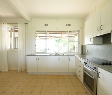 Perfectly positioned 3 bedroom home - Walk to Schools & Hospital - Photo 5