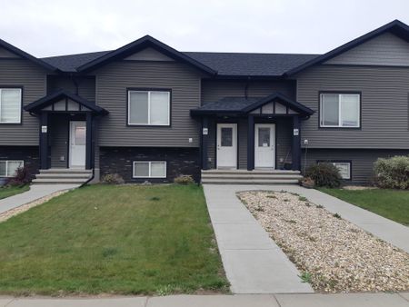 3 Bedroom Townhouse Available in Lacombe! - Photo 3