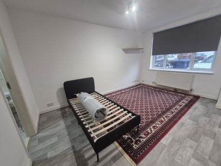 London, NW10 - Photo 4