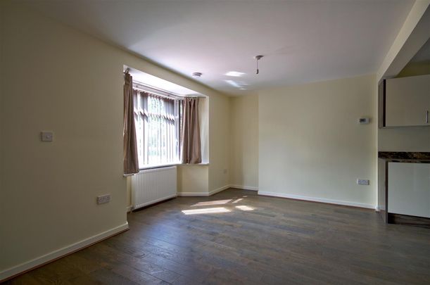 A stylish, high specification apartment with allocated parking a communal gardens, located a short walk from Addenbrooke's Hospital and a 10 minute cycle to the train station. - Photo 1