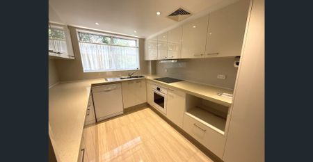 Peaceful apartment with 2 balconies & prime position - Photo 2