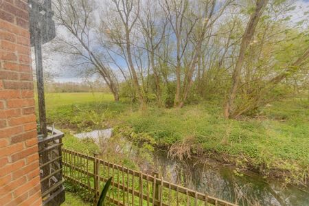 2 bedroom Flat To Let Total Size: 610 SQ FT - Photo 3