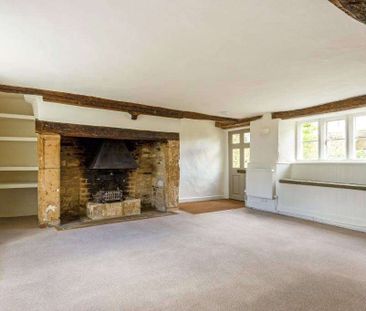 Grade II listed Cotswold stone cottage - Photo 2