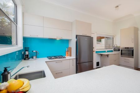 Renovated Three Bedroom Home with Over-Sized Office - Photo 5