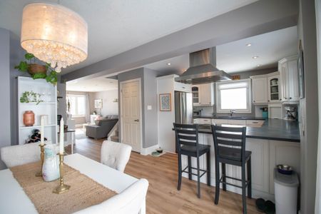 Bright & Modern 2-Bedroom Main Unit in St Catharines! - Photo 3