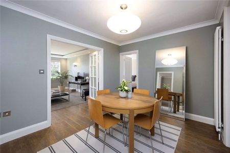 A beautiful three bedroom apartment with parking between Wimbledon Town and Village. - Photo 4