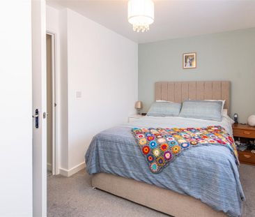 3 bed House - Semi-Detached To Let - Photo 3