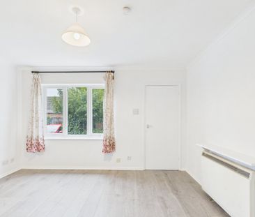 Camilla Close, Sunbury-On-Thames, Middlesex,TW16 - Photo 4