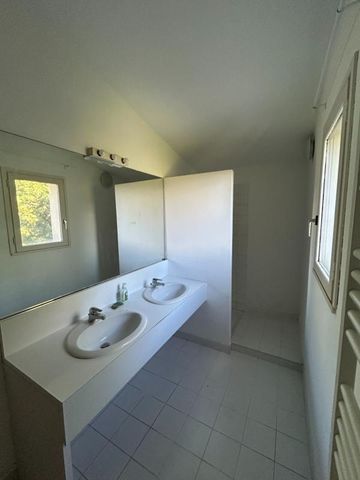 Location Maison 5 pièces 109m² LES ANGLES 30133 - Photo 2