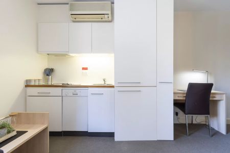 Fully Furnished on Bank Place! (Electricity & Water usage included) - Photo 3