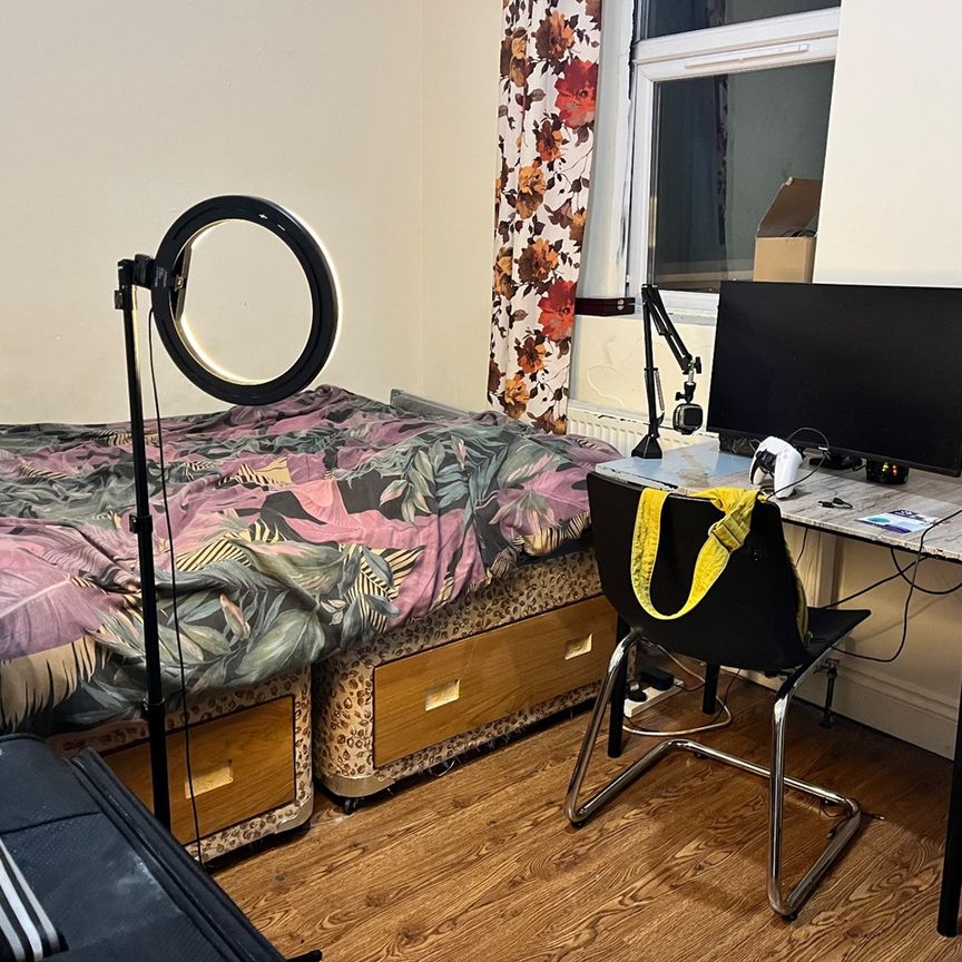 Room in a Shared House, Manchester, M12 - Photo 1