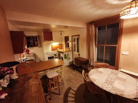 1 bedroom in a house share to rent - Photo 5