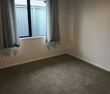 NEARLY NEW, SPACIOUS, MODERN FAMILY HOME SITTING PRETTY IN THE LAKES. - Photo 5