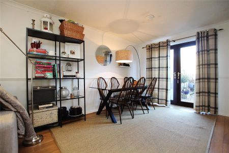 Inkerman Road, Woking - 3 bedrooms Property for lettings - Seymours - Photo 3