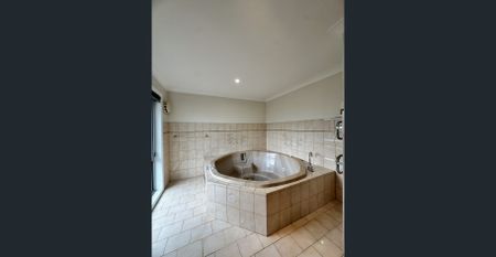 3 BEDROOM BRICK HOME - Photo 3