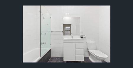 Charming home in a prime central location - Available now ! - Photo 2