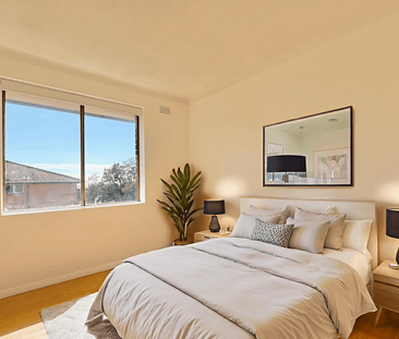 Bright Top-Floor 2 Bedroom Apartment with Leafy Outlook - Photo 2