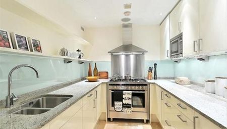 Beautiful One-Bedroom Apartment in the Heart of High Street Kensington, London W8 - Photo 5