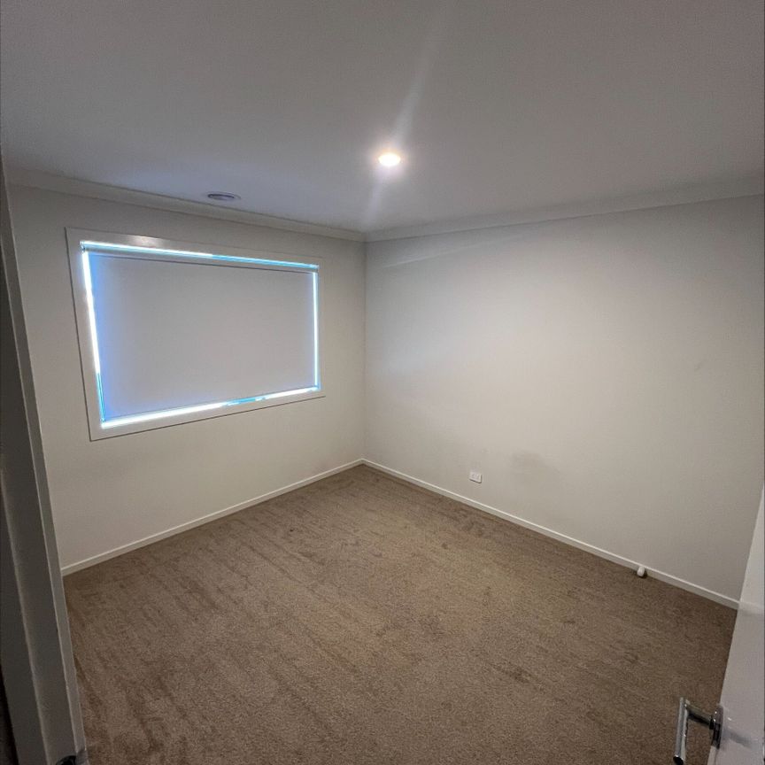 Cranbourne East - Photo 1