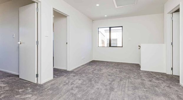 Spacious 3-Bedroom Townhouse Available for Rent in Papatoetoe - Photo 1