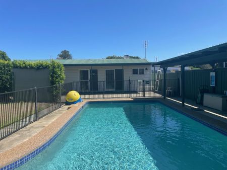 Renovated 1 bedroom granny flat with shared inground swimming pool - Photo 2