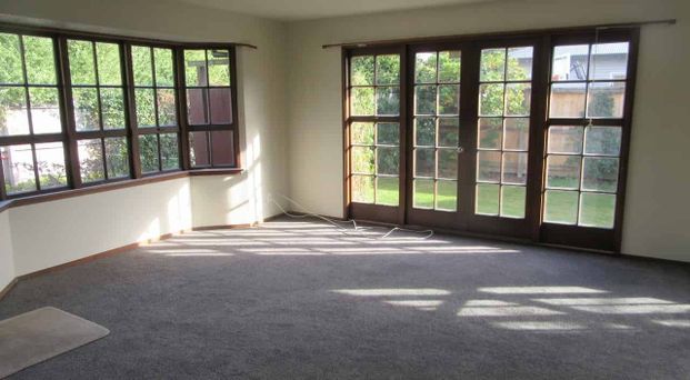 Riccarton - 3 Bedroom, 2 heat pumps, Large Double garage - Photo 1
