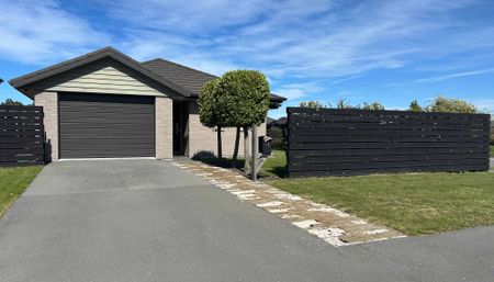 Short Term 3 Bedroom, 2 Bathroom Home - Photo 3