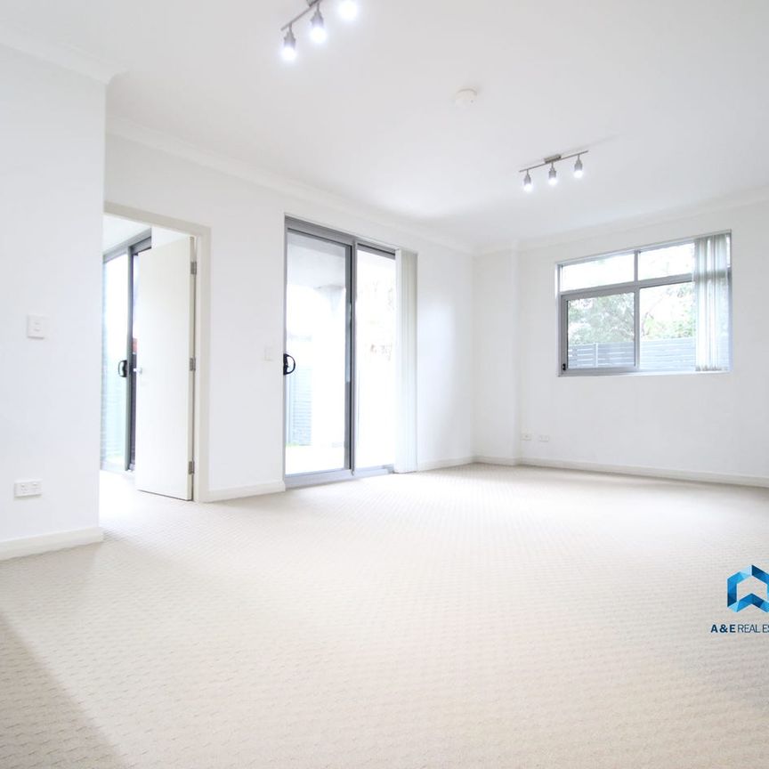 BRIGHT 2 BEDROOM APARTMENT - Photo 1