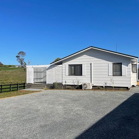Newly renovated cottage with rural views - Photo 1