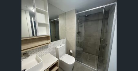 EXTRA SPACIOUS - 1 BR + STUDY (with closing doors) - Photo 3