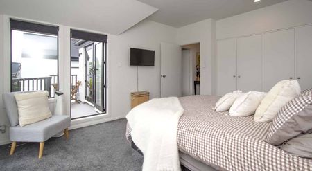 Style and Location - Photo 4