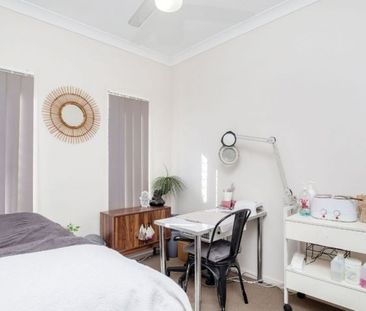 Stunning 4-Bedroom Home with Huge Backyard & Outdoor Entertaining - Photo 3