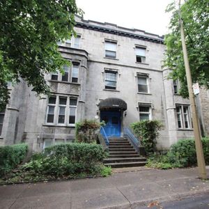 Three-Bed, One-Bath (5.5) - 2030 Rue Du Fort, Montréal - Photo 2