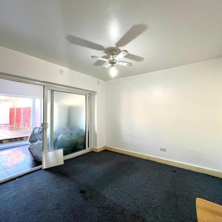 5 bedroom terraced house to rent - Photo 1