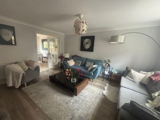 4 bedroom end of terrace house to rent - Photo 1