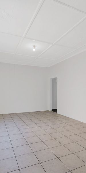 Spacious 3 bedroom half house in a great location - Photo 1