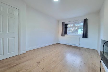 Ling Avenue - Photo 3