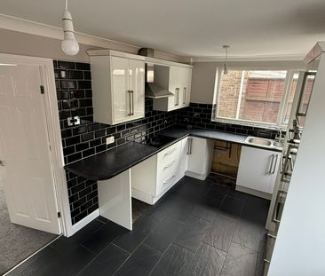 Newly Refurbished 3-Bed property in the heart of Flockton - Photo 3