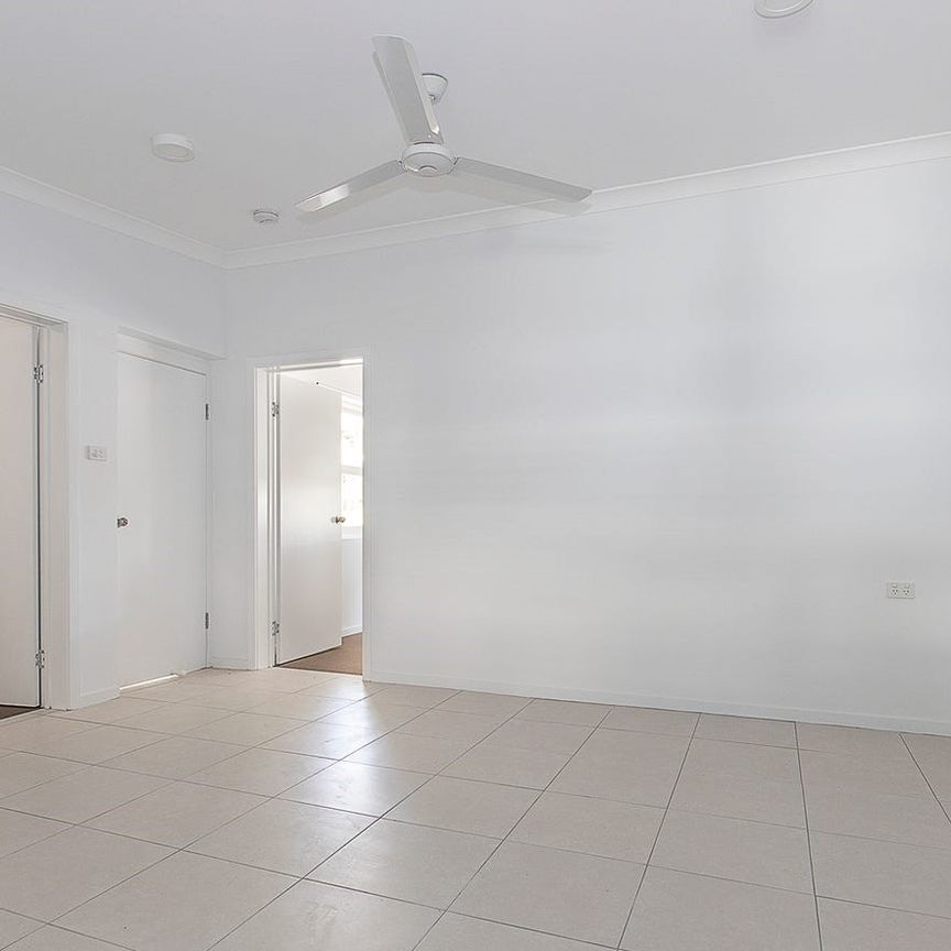 MODERN DUPLEX LIVING IN ROSSLEA! - Photo 1