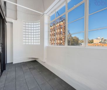 Modern split-level apartment with luxe finishes in a prime location. - Photo 1