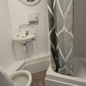 1 Bed - Flat 11, 55 Headingley Lane, Headingley, Leeds - LS6 3EW - Student - Photo 3