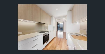 Two Bedroom Apartment in Prime Location - Photo 4