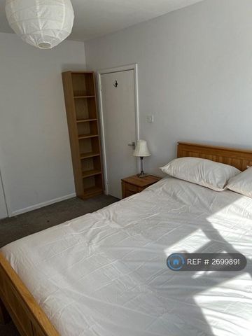 1 bedroom in a flat share to rent - Photo 4